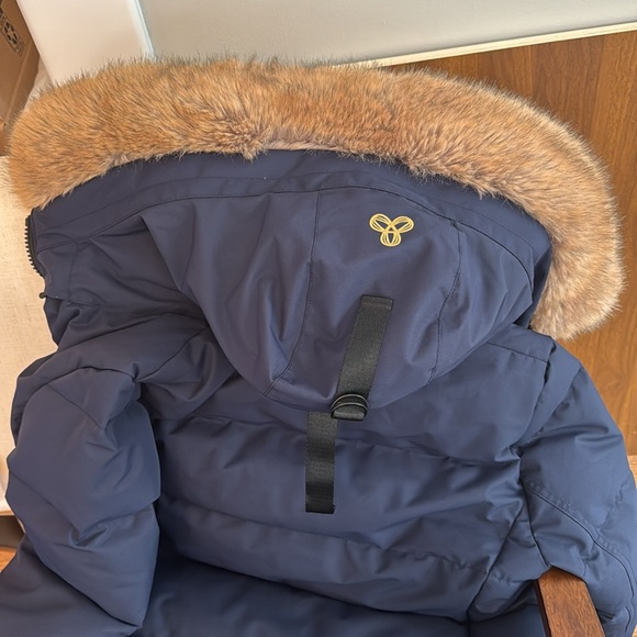 Like new Aritizia Powder Parka (2024) in navy. Worn less than 10 times - Picture 4 of 5